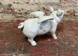 flying pig figure